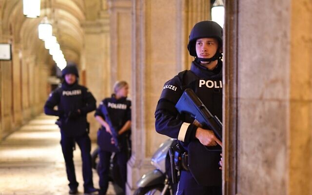 Une patrouille de police dans un passage près de l'opéra dans le centre de Vienne le 2 novembre 2020, à la suite d'une fusillade près d'une synagogue. (Crédit : JOE KLAMAR / AFP) Une patrouille de police dans un passage près de l'opéra dans le centre de Vienne le 2 novembre 2020, à la suite d'une fusillade près d'une synagogue. (Crédit : JOE KLAMAR / AFP)