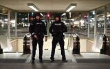 Des policiers restent en position dans les escaliers nommés "Theodor Herzl Stiege" près d'une synagogue après que des coups de feu aient été entendus, à Vienne, le lundi 2 novembre 2020. (Crédit : AP Photo/Ronald Zak).