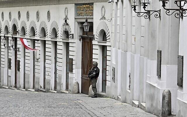 Un policier armé monte la garde devant la synagogue de la Seitenstettengasse à Vienne, 24 heures après les fusillades qui ont eu lieu dans plusieurs secteurs du centre de Vienne, le 3 novembre 2020. (Crédit : Hans Punz/APA/AFP)