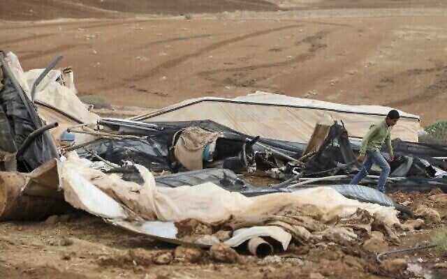 Un Bédouin palestinien avec son âne devant sa tente détruite après la démolition d'un campement par les soldats israéliens dans un secteur situé à l'est du village de Tubas, en Cisjordanie, le 3 novembre 2020. (Crédit : JAAFAR ASHTIYEH / AFP) Un Bédouin palestinien avec son âne devant sa tente détruite après la démolition d'un campement par les soldats israéliens dans un secteur situé à l'est du village de Tubas, en Cisjordanie, le 3 novembre 2020. (Crédit : JAAFAR ASHTIYEH / AFP)