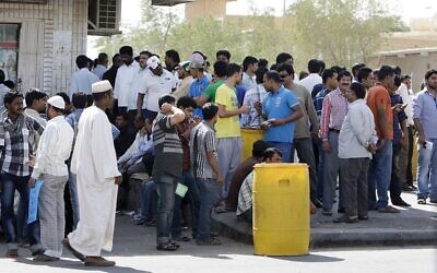 Des travailleurs étrangers devant le département de l'immigration saoudien alors qu'ils tentent d'obtenir des visas et de légaliser leur situation de travail, dans la capitale Riyad, le 3 novembre 2013. (Crédit : Fayez Nureldine / AFP)