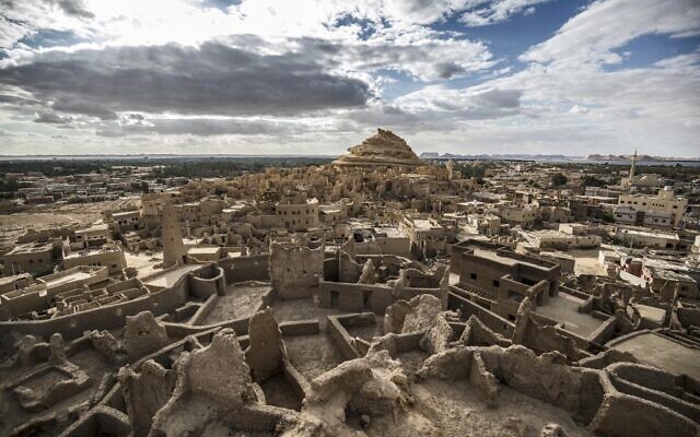 La forteresse de Shali récemment restaurée et ses environs, dans l'oasis de Siwa, dans le désert égyptien, à quelque 600 km au sud-ouest du Caire, le 6 novembre 2020. (Crédit : Khaled DESOUKI / AFP) La forteresse de Shali récemment restaurée et ses environs, dans l'oasis de Siwa, dans le désert égyptien, à quelque 600 km au sud-ouest du Caire, le 6 novembre 2020. (Crédit : Khaled DESOUKI / AFP)