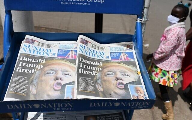 Une jeune fille passe devant le quotidien kényan où l'on peut lire "Donald Trump Fired" dans la capitale Nairobi, le 8 novembre 2020 (Crédit : Simon MAINA / AFP) Une jeune fille passe devant le quotidien kényan où l'on peut lire "Donald Trump Fired" dans la capitale Nairobi, le 8 novembre 2020 (Crédit : Simon MAINA / AFP)