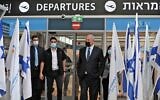 Benjamin Netanyahu, masqué, assiste à l'inauguration d'une station de dépistage de la COVID-19 à l'aéroport Ben Gurion International Airport de Lod, le 9 novembre 2020. (Crédit : ATEF SAFADI / POOL / AFP)