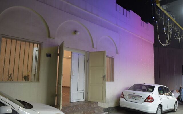 La façade de la seule synagogue du royaume de Bahreïn, dans la capitale Manama, à l'occasion de l'anniversaire de la Nuit de Cristal, la destruction en 1938 de magasins et de lieux de culte juifs par des groupes nazis en Allemagne, illuminée dans le cadre de la campagne mondiale "Let There Be Light" contre l'antisémitisme, le racisme, l'intolérance et la haine, le 9 novembre 2020. (Mazen Mahdi/AFP) La façade de la seule synagogue du royaume de Bahreïn, dans la capitale Manama, à l'occasion de l'anniversaire de la Nuit de Cristal, la destruction en 1938 de magasins et de lieux de culte juifs par des groupes nazis en Allemagne, illuminée dans le cadre de la campagne mondiale "Let There Be Light" contre l'antisémitisme, le racisme, l'intolérance et la haine, le 9 novembre 2020. (Mazen Mahdi/AFP)