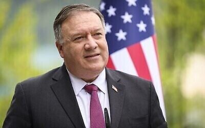 Le secrétaire d'État américain Mike Pompeo lors d'une conférence de presse commune avec le premier ministre slovène (hors champ) après leur rencontre à Bled, dans les contreforts des Alpes juliennes, le 13 août 2020. (Crédit : Jure Makovec/AFP)