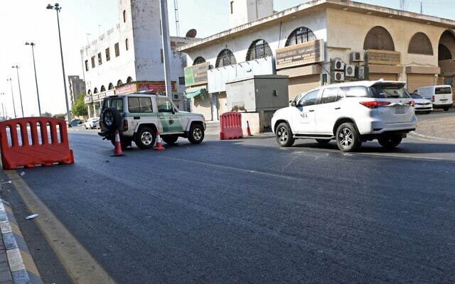 La police saoudienne ferme une rue menant à un cimetière non musulman dans la ville saoudienne de Jeddah où une bombe a frappé une commémoration de la Première Guerre mondiale à laquelle assistaient des diplomates européens le 11 novembre 2020, faisant plusieurs blessés dans un contexte de colère musulmane contre les caricatures françaises.
Cet attentat est le deuxième dans le royaume en moins d'un mois, alors que le président français Emmanuel Macron a cherché à apaiser la colère des nations musulmanes à l'égard des caricatures satiriques du prophète Mahomet. (Photo AFP) La police saoudienne ferme une rue menant à un cimetière non musulman dans la ville saoudienne de Jeddah où une bombe a frappé une commémoration de la Première Guerre mondiale à laquelle assistaient des diplomates européens le 11 novembre 2020, faisant plusieurs blessés dans un contexte de colère musulmane contre les caricatures françaises.
Cet attentat est le deuxième dans le royaume en moins d'un mois, alors que le président français Emmanuel Macron a cherché à apaiser la colère des nations musulmanes à l'égard des caricatures satiriques du prophète Mahomet. (Photo AFP)
