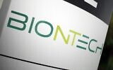 Logo de la société pharmaceutique allemande BioNTech, sur les quartiers généraux de la firme à Mainz, en Allemagne, le 12 novembre 2020. (Crédit : Daniel ROLAND / AFP)