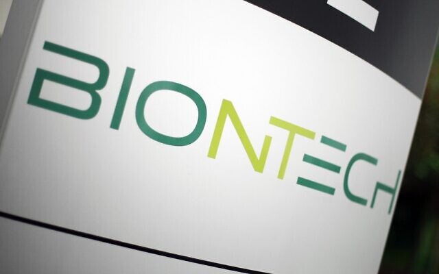 Logo de la société pharmaceutique allemande BioNTech, sur les quartiers généraux de la firme à Mainz, en Allemagne, le 12 novembre 2020. (Crédit : Daniel ROLAND / AFP) Logo de la société pharmaceutique allemande BioNTech, sur les quartiers généraux de la firme à Mainz, en Allemagne, le 12 novembre 2020. (Crédit : Daniel ROLAND / AFP)