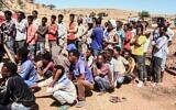 Des réfugiés éthiopiens fuyant les combats dans la province du Tigré font la queue pour recevoir des ravitaillements au camp d'Um Rakuba, dans la province de Gedaref, à l'est du Soudan, le 16 novembre 2020. (Ebrahim HAMID / AFP)