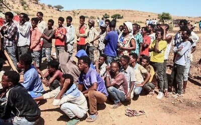 Des réfugiés éthiopiens fuyant les combats dans la province du Tigré font la queue pour recevoir des ravitaillements au camp d'Um Rakuba, dans la province de Gedaref, à l'est du Soudan, le 16 novembre 2020. (Ebrahim HAMID / AFP)