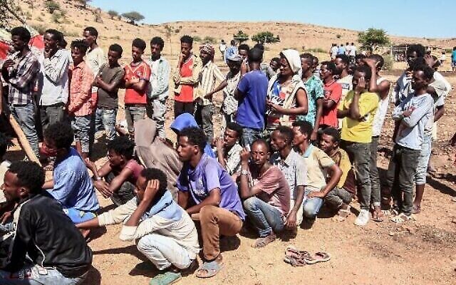 Des réfugiés éthiopiens fuyant les combats dans la province du Tigré font la queue pour recevoir des ravitaillements au camp d'Um Rakuba, dans la province de Gedaref, à l'est du Soudan, le 16 novembre 2020. (Ebrahim HAMID / AFP) Des réfugiés éthiopiens fuyant les combats dans la province du Tigré font la queue pour recevoir des ravitaillements au camp d'Um Rakuba, dans la province de Gedaref, à l'est du Soudan, le 16 novembre 2020. (Ebrahim HAMID / AFP)