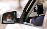 Nayla Abou Jubbah, première femme chauffeur de taxi à Gaza, dans son véhicule, le 17 novembre 2020. (Crédit : MAHMUD HAMS / AFP)