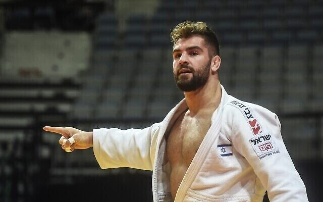L'Israélien Peter Paltchik vient de battre le Bulgare Boris Georgiev en quarts de finale des -100 kilos aux Championnats d'Europe de judo à Prague, le 21 novembre 2020. (Crédit : Michal Cizek/AFP)