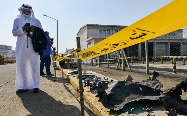 Un homme, masqué en raison de la pandémie de coronavirus COVID-19, parcourt son téléphone alors qu'il se tient près des débris suite à l'attaque de l'installation pétrolière Saudi Aramco à Djeddah, en Arabie Saoudite, le 24 novembre 2020. (FAYEZ NURELDINE / AFP) Un homme, masqué en raison de la pandémie de coronavirus COVID-19, parcourt son téléphone alors qu'il se tient près des débris suite à l'attaque de l'installation pétrolière Saudi Aramco à Djeddah, en Arabie Saoudite, le 24 novembre 2020. (FAYEZ NURELDINE / AFP)