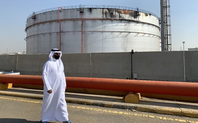 Un réservoir de pétrole d'Aramco endommagé après un tir de missile Houthis, à Jeddah, le 24 novembre 2020. (Crédit : Fayez Nureldine / AFP)