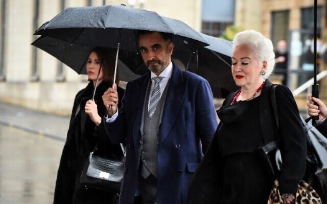 L'avocat britannique Aamer Anwar (centre) arrive avec des membres de son équipe à Glasgow le 24 novembre 2020 pour prendre part à l'ouverture d'un appel posthume contre la condamnation du Libyen Abdelbaset Mohmet al-Megrahi pour l'attentat à la bombe du vol 103 de la Pan Am au-dessus de la ville de Lockerbie en 1988. (Crédit :'Andy Buchanan / AFP) L'avocat britannique Aamer Anwar (centre) arrive avec des membres de son équipe à Glasgow le 24 novembre 2020 pour prendre part à l'ouverture d'un appel posthume contre la condamnation du Libyen Abdelbaset Mohmet al-Megrahi pour l'attentat à la bombe du vol 103 de la Pan Am au-dessus de la ville de Lockerbie en 1988. (Crédit :'Andy Buchanan / AFP)
