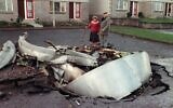 Une photo prise le 22 décembre 1988 montre Robert Love (à droite), un habitant de Lockerbie, regardant l'un des quatre moteurs du 747 Jumbo de Pan Am qui a explosé et s'est écrasé en route vers New York avec 259 passagers à bord. (ROY LETKEY / AFP)