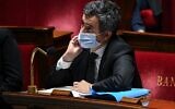 Le ministre français de l'Intérieur, Gérald Darmanin, à l'Assemblée nationale française, à Paris, pour voter sur une loi de sécurité générale qui a déclenché des manifestations à travers le pays, le 24 novembre 2020. (Crédit : Anne-Christine POUJOULAT / AFP)