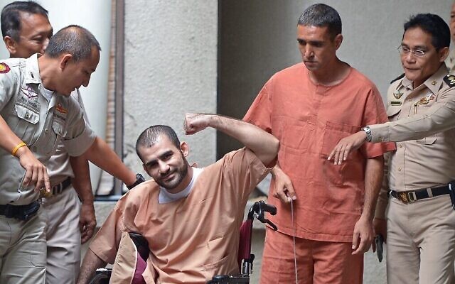 Saeid Moradi (au centre), un Iranien soupçonné d'être impliqué dans les attentats à la bombe de février 2012 à Bangkok, et son collègue Mohammad Khazaei (2e à droite) comparaissent devant un tribunal de Bangkok le 22 août 2013. ( Crédit : Pornchai Kittiwongsakul/AFP) Saeid Moradi (au centre), un Iranien soupçonné d'être impliqué dans les attentats à la bombe de février 2012 à Bangkok, et son collègue Mohammad Khazaei (2e à droite) comparaissent devant un tribunal de Bangkok le 22 août 2013. ( Crédit : Pornchai Kittiwongsakul/AFP)