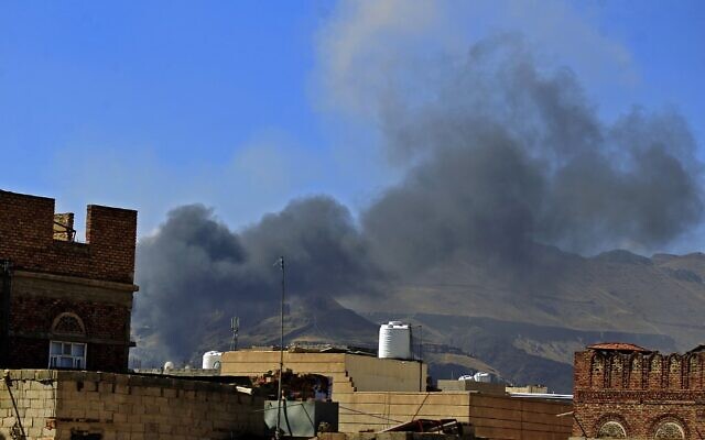 Des nuages de fumée se sont formés à la suite d'une attaque aérienne de la coalition saoudienne dans la capitale yéménite Sanaa, le 27 novembre 2020. (Crédit : MOHAMMED HUWAIS / AFP) Des nuages de fumée se sont formés à la suite d'une attaque aérienne de la coalition saoudienne dans la capitale yéménite Sanaa, le 27 novembre 2020. (Crédit : MOHAMMED HUWAIS / AFP)