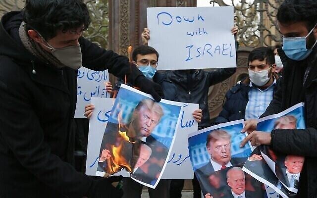 Des étudiants de la force paramilitaire iranienne Basij brûlent des portraits du président américain en exercice Donald Trump et de son futur successeur Joe Biden, lors d'un assemblement devant le ministère des Affaires étrangères à Téhéran, le 28 novembre 2020, dénonçant l'assassinat de l'éminent scientifique nucléaire Mohsen Fakhrizadeh dans la capitale la veille. (Crédit : Atta Kenare/AFP) Des étudiants de la force paramilitaire iranienne Basij brûlent des portraits du président américain en exercice Donald Trump et de son futur successeur Joe Biden, lors d'un assemblement devant le ministère des Affaires étrangères à Téhéran, le 28 novembre 2020, dénonçant l'assassinat de l'éminent scientifique nucléaire Mohsen Fakhrizadeh dans la capitale la veille. (Crédit : Atta Kenare/AFP)