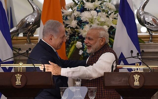 Illustration : le Premier ministre indien Narendra Modi embrasse le Premier ministre Benjamin Netanyahu lors d'une conférence de presse à Hyderabad House à New Delhi le 15 janvier 2018. (AFP PHOTO / MONEY SHARMA) Illustration : le Premier ministre indien Narendra Modi embrasse le Premier ministre Benjamin Netanyahu lors d'une conférence de presse à Hyderabad House à New Delhi le 15 janvier 2018. (AFP PHOTO / MONEY SHARMA)