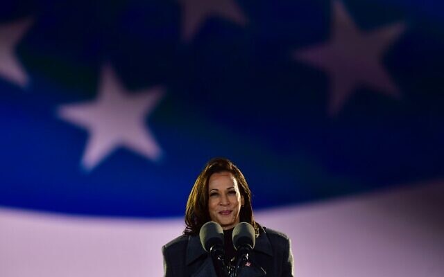 La sénatrice Kamala Harris (D-CA), prend la parole lors d'un rassemblement électoral, le 2 novembre 2020 à Philadelphie, Pennsylvanie. (Crédit : Mark Makela / Getty Images / AFP)
