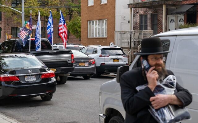 Un petit convoi de partisans de Trump se gare devant un bureau de vote à la Public School 160, le 3 novembre 2020 dans le quartier de Brooklyn à New York. (David Dee Delgado/Getty Images/AFP)Un petit convoi de partisans de Trump se gare devant un bureau de vote à la Public School 160, le 3 novembre 2020 dans le quartier de Brooklyn à New York. (David Dee Delgado/Getty Images/AFP)