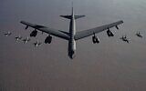 Illustration : Un bombardier lourd B-52, flanqué d'avions de chasse, se dirige vers le Moyen-Orient dans le cadre d'une menace tacite contre l'Iran, le 21 novembre 2020. (Crédit : US Air Force/Facebook)