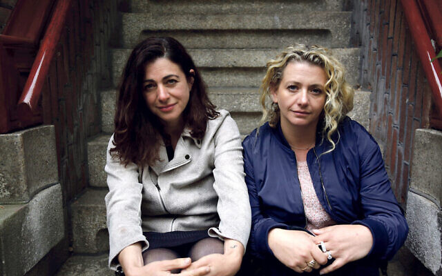 Les sœurs Natalie et Louisa Clein sur les marches de la maison à Amsterdam, aux Pays-Bas, où leur grand-mère a vécu lorsqu'elle était dans la Résistance pendant la Seconde Guerre mondiale. Elles sont venues pour l'émission de la chaîne BBC One "My Family, The Holocaust and Me", de Robert Rinder. (Wall to Wall Media/ Mike Robinson)