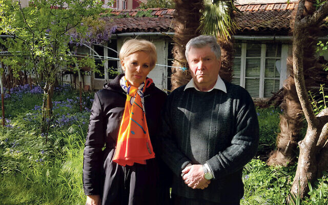 Noemie Lopian avec Jacques Deserces, le petit-fils de l'homme qui a caché sa mère aux nazis lorsqu'elle était enfant. Ils se sont rencontrés dans le cadre de l'émission "My Family, The Holocaust and Me" de Robert Rinder sur BBC One. (Wall to Wall Media/ Mike Robinson)