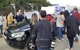 Le représentant de l'UE auprès des Palestiniens, Sven Kühn von Burgsdorff, entouré par des activistes israéliens au cours d'une visite dans le quartier controversé le Givat Hamatos, à Jérusalem-Est, le 16 novembre 2020. (Crédit : Raphael Ahren/TOI)