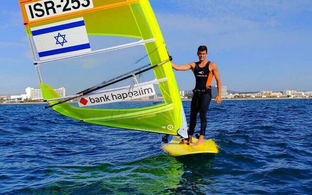 Le véliplanchiste Yoav Cohen lors des championnats d'Europe 2020 au Portugal, au mois de novembre 2020. (Crédit : Israeli Sailing Association)