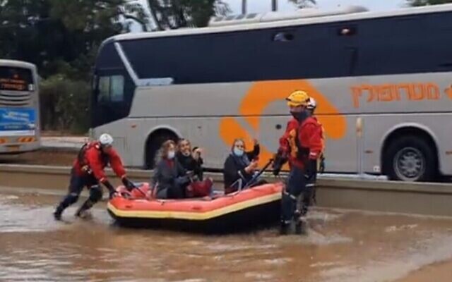 Trois femmes sauvées par des pompiers lors d'inondations à Herzliya, le 26 novembre 2020. (Capture écran/Mako) Trois femmes sauvées par des pompiers lors d'inondations à Herzliya, le 26 novembre 2020. (Capture écran/Mako)