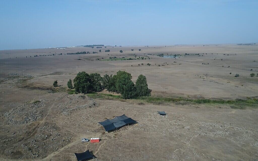Les fouilles menées par l'Autorité des Antiquités israélienne près de Hispin dans le Golan, où une forteresse du 11e siècle après l'ère commune a été découverte et qui pourrait être la plus ancienne preuve de l'existence de la peuplade biblique appelée "Guechourites". (Crédit : Anya Kleiner, Autorité des Antiquités israélienne)