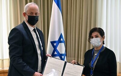 Le ministre de la Défense Benny Gantz (à gauche) avec Yael Grill, membre d'une commission d'enquête gouvernementale sur l'Affaire 3000, au sujet des sous-marins, le 22 novembre 2020. (Armée israélienne)