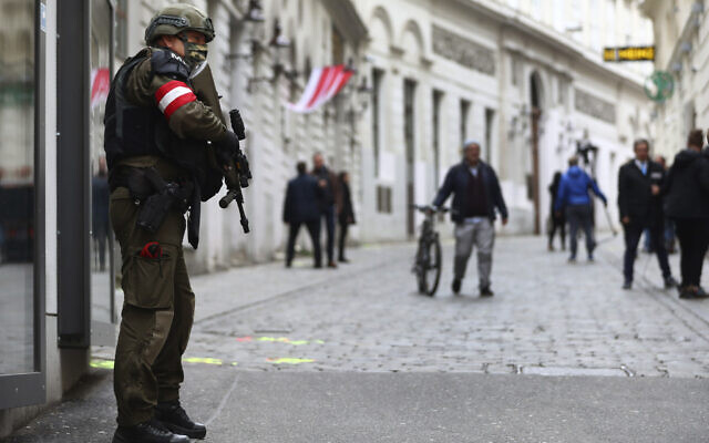 Un officier de police sur les lieux de l’attentat près d'une synagogue à Vienne, en Autriche, le mercredi 4 novembre 2020. (Crédit : AP / Matthias Schrader)