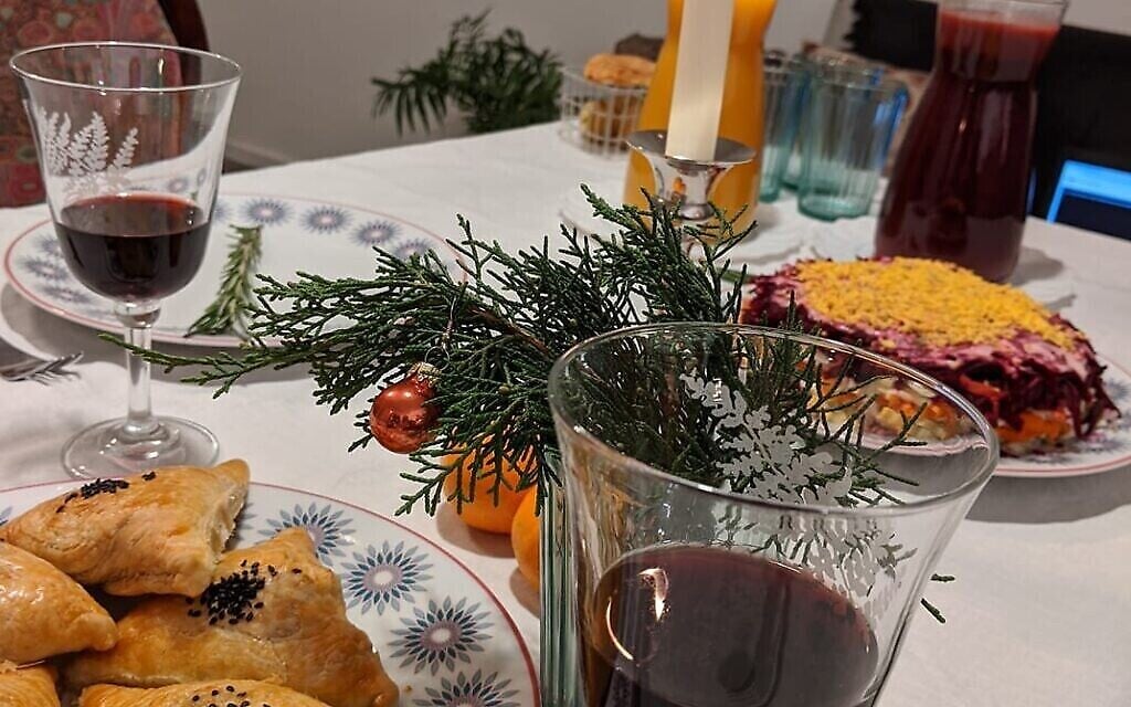 La table du chef Chef Max Malkiel lors de la fête russe de Novi God, célébrée la veille du Nouvel An. (Autorisation)