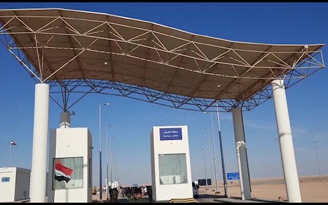 Le poste-frontière d'Arar, entre l'Irak et l'Arabie saoudite, rouvre le 19 novembre 2020. (Crédit : AFPTV)