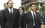 Bahaa Hariri, (à droite), et Saad Hariri, fils de l'ancien Premier ministre libanais Rafic Hariri, se rendent sur les lieux de l'assassinat de leur père par le Hezbollah à Beyrouth, au Liban, le 19 février 2005. (AP)