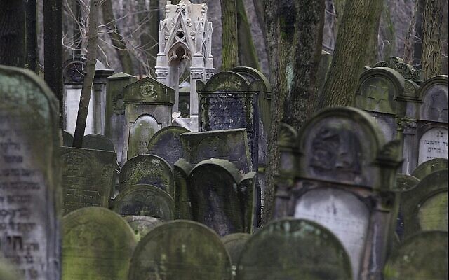 Des pierres tombales au cimetière juif de la rue Okopowa, à Varsovie, en Pologne, le 22 décembre 2017. (Crédit : Czarek Sokolowski/AP)