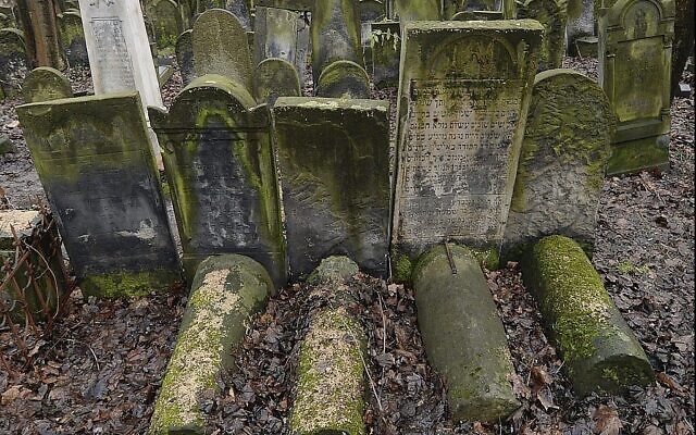 Des pierres tombales du cimetière juif de la rue Okopowa à Varsovie, le 22 décembre 2017.(Crédit : AP Photo/Czarek Sokolowski)