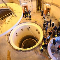 Des techniciens travaillant sur le circuit secondaire du réacteur à eau lourde d'Arak, alors que des officiels et des médias visitent le site nucléaire, près d'Arak, à 250 kilomètres au sud-ouest de la capitale Téhéran, en Iran, le 23 décembre 2019. (Crédit : Organisation de l'énergie atomique d'Iran via AP)