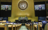 Sur cette photo des Nations unies, Volkan Bozkir, président de la 75e session de l'Assemblée générale des Nations unies, est montré sur des moniteurs vidéo alors qu'il prononce son discours de clôture, le 29 septembre 2020, au siège des Nations unies. (Loey Felipe/UN Photo via AP)