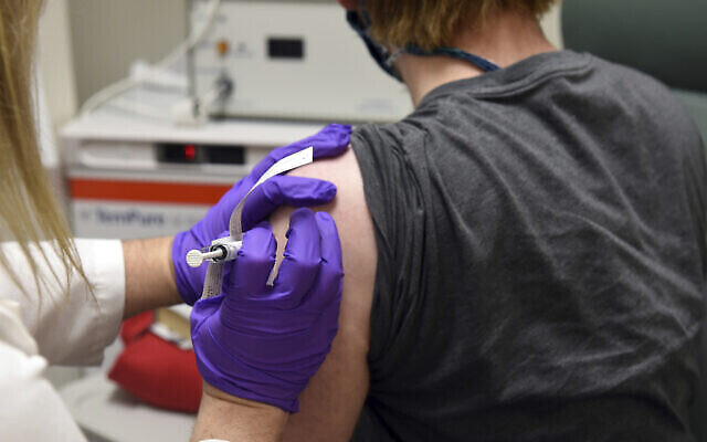 Le premier patient enrôlé dans l'essai clinique du vaccin anti-COVID de Pfizer à la faculté de médecine de l'université du Maryland à Baltimore, le 4 mai 2020. (Autorisation : Faculté de médecine de l'université du Maryland via AP, File)