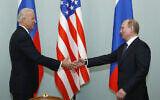 Dans cette photo d'archives, le vice-président des États-Unis Joe Biden, à gauche, serre la main du Premier ministre russe Vladimir Poutine à Moscou, en Russie, le 10 mars 2011 (Crédit : AP / Alexander Zemlianichenko, File)