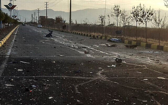Cette photo de l'agence de presse semi-officielle Fars montre les lieux de l'assassinat de Mohsen Fakhrizadeh à Asbard, une petite ville de l'est de la capitale de Téhéran, le 27 novembre 2020. (Crédit : Agence de presse Fars via AP) Cette photo de l'agence de presse semi-officielle Fars montre les lieux de l'assassinat de Mohsen Fakhrizadeh à Asbard, une petite ville de l'est de la capitale de Téhéran, le 27 novembre 2020. (Crédit : Agence de presse Fars via AP)
