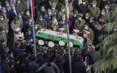 Sur cette photo transmise par le site officiel du ministère iranien de la Défense, des militaires se tiennent aux côtés du cercueil recouvert d'un drapeau de Mohsen Fakhrizadeh, un scientifique qui a été assassiné vendredi, pendant une cérémonie de funérailles à Téhéran, en Iran, le 30 novembre 2020. (Crédit : (Ministère iranien de la Défense via AP)