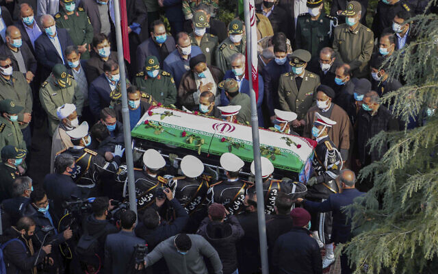 Sur cette photo transmise par le site officiel du ministère iranien de la Défense, des militaires se tiennent aux côtés du cercueil recouvert d'un drapeau de Mohsen Fakhrizadeh, un scientifique qui a été assassiné vendredi, pendant une cérémonie de funérailles à Téhéran, en Iran, le 30 novembre 2020. (Crédit : (Ministère iranien de la Défense via AP) Sur cette photo transmise par le site officiel du ministère iranien de la Défense, des militaires se tiennent aux côtés du cercueil recouvert d'un drapeau de Mohsen Fakhrizadeh, un scientifique qui a été assassiné vendredi, pendant une cérémonie de funérailles à Téhéran, en Iran, le 30 novembre 2020. (Crédit : (Ministère iranien de la Défense via AP)